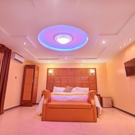 Double M Exquisite Suites And Lounge Lekki Ogombo Εξωτερικό φωτογραφία