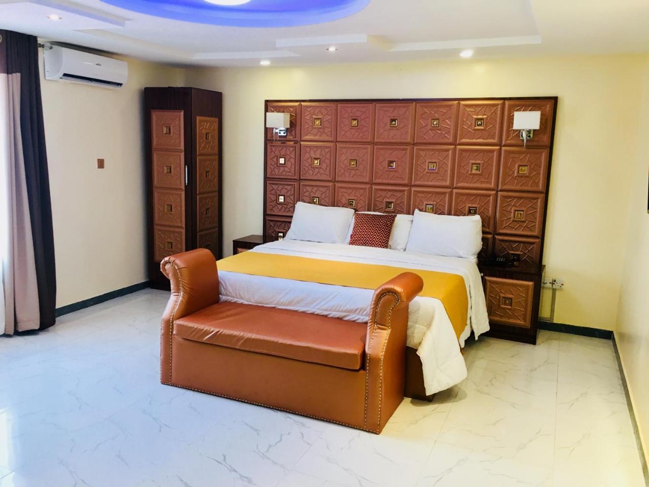 Double M Exquisite Suites And Lounge Lekki Ogombo Εξωτερικό φωτογραφία