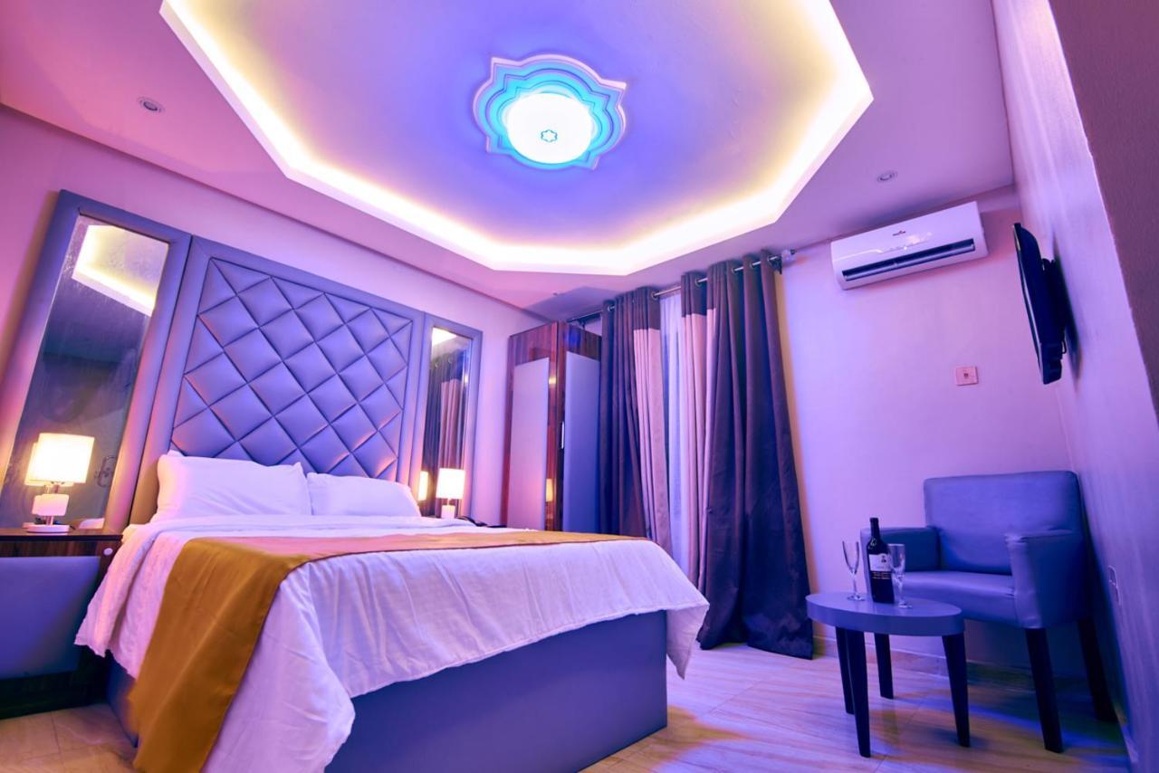 Double M Exquisite Suites And Lounge Lekki Ogombo Εξωτερικό φωτογραφία